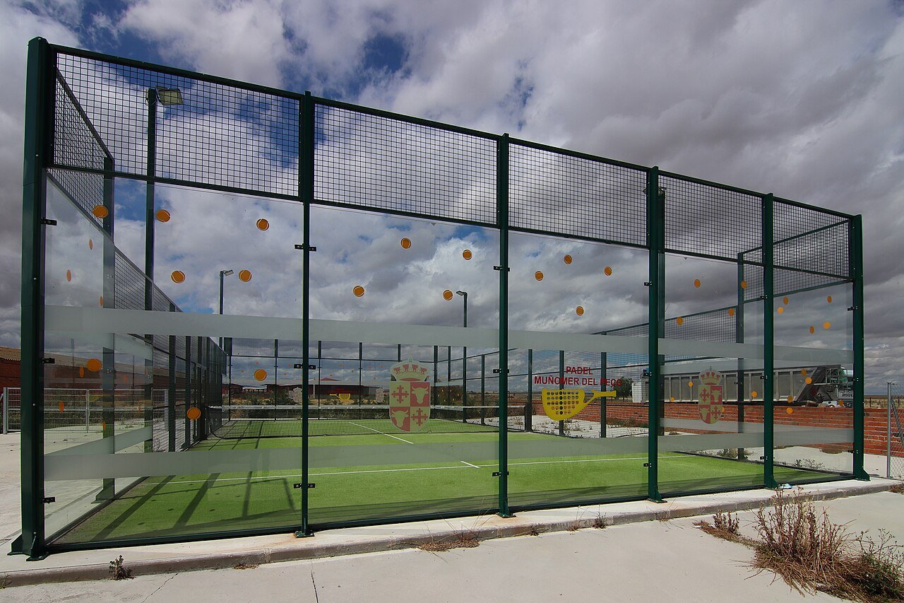 Court de padel municipal avec dimensions réglementaires de 20x10 mètres, vitres et grilles latérales
