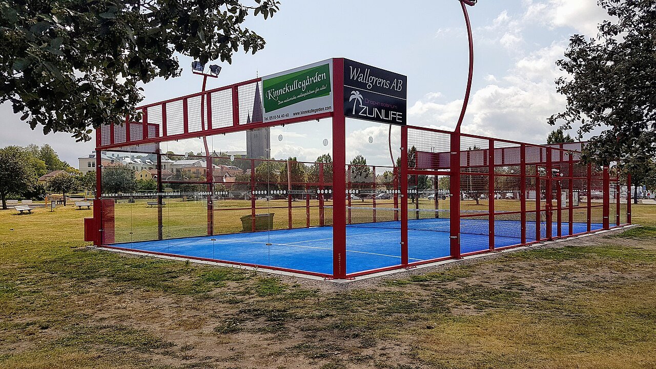 Court de padel professionnel indoor avec vitres et grilles