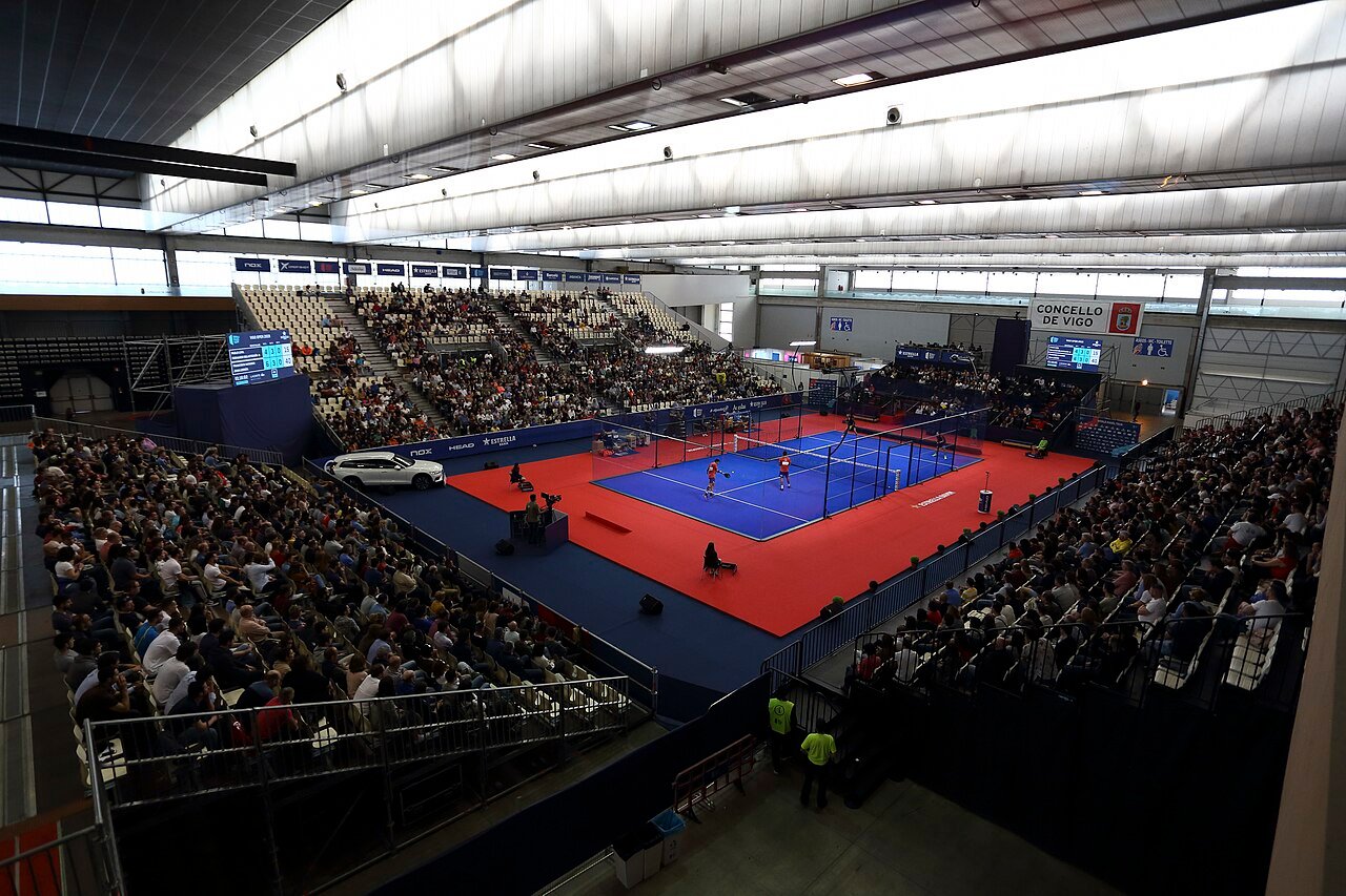 Spectaculaire match de padel illustrant la popularité explosive du sport