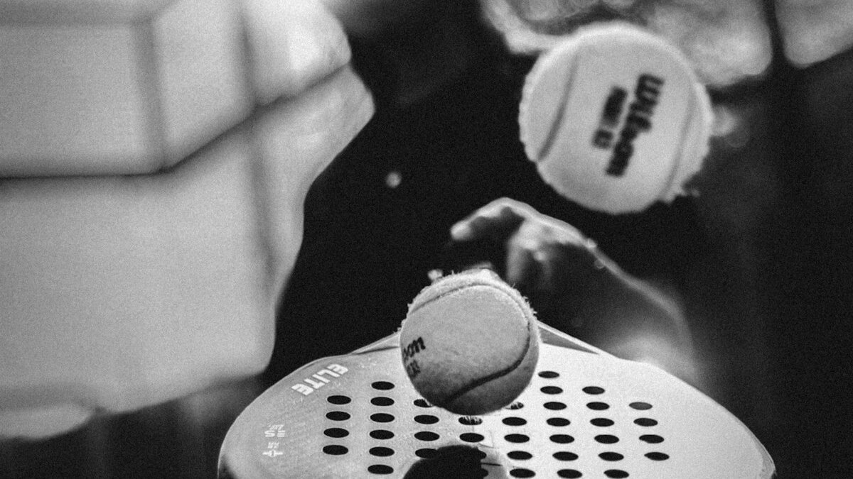 Joueur de padel en position de revers sur court