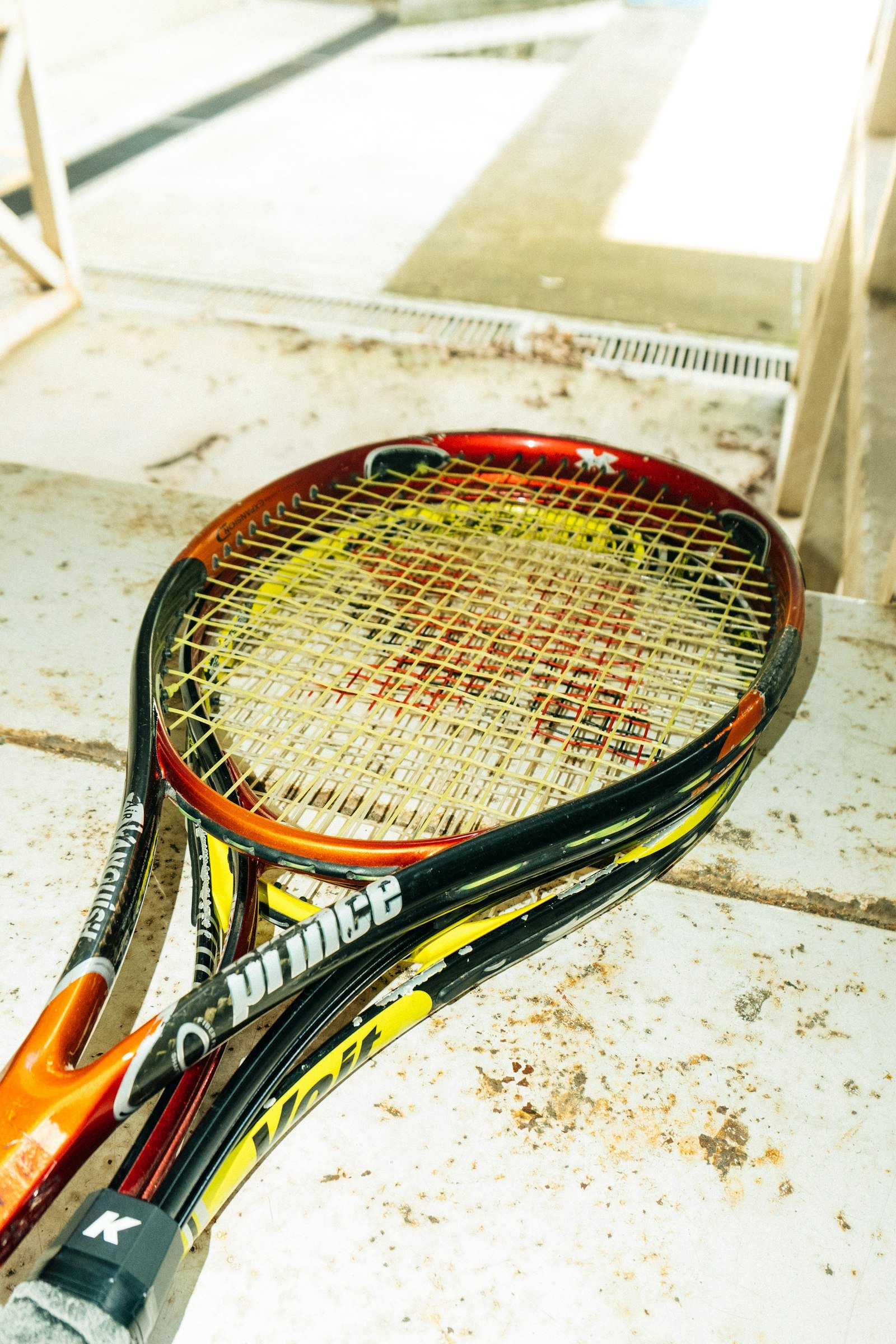 Raquette de padel posee sur sol minimal - guide entretien et nettoyage Padelrix