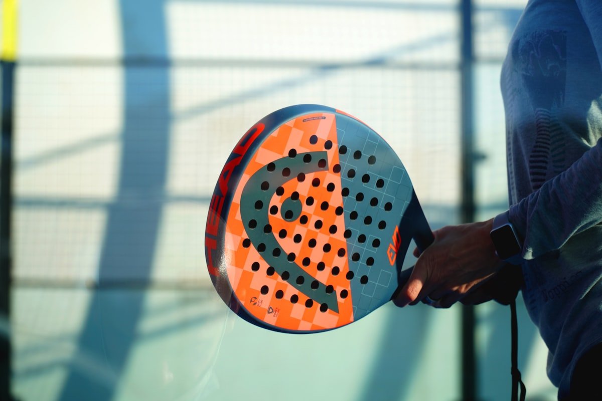 Joueur de padel tenant une balle — progresser au padel rapidement