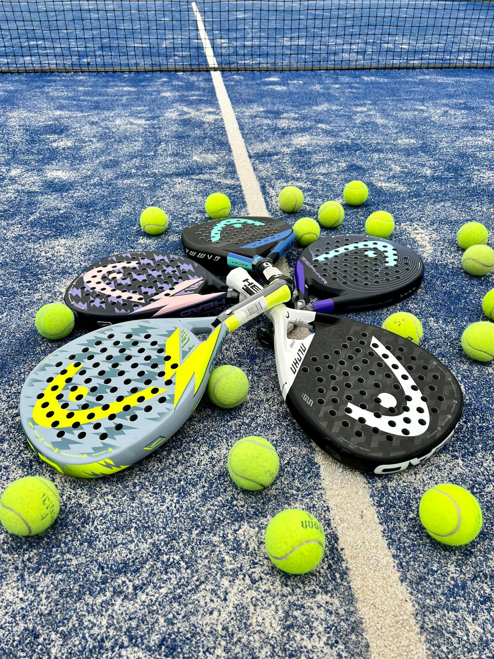 Raquettes et balles sur court - comparatif padel vs tennis Padelrix