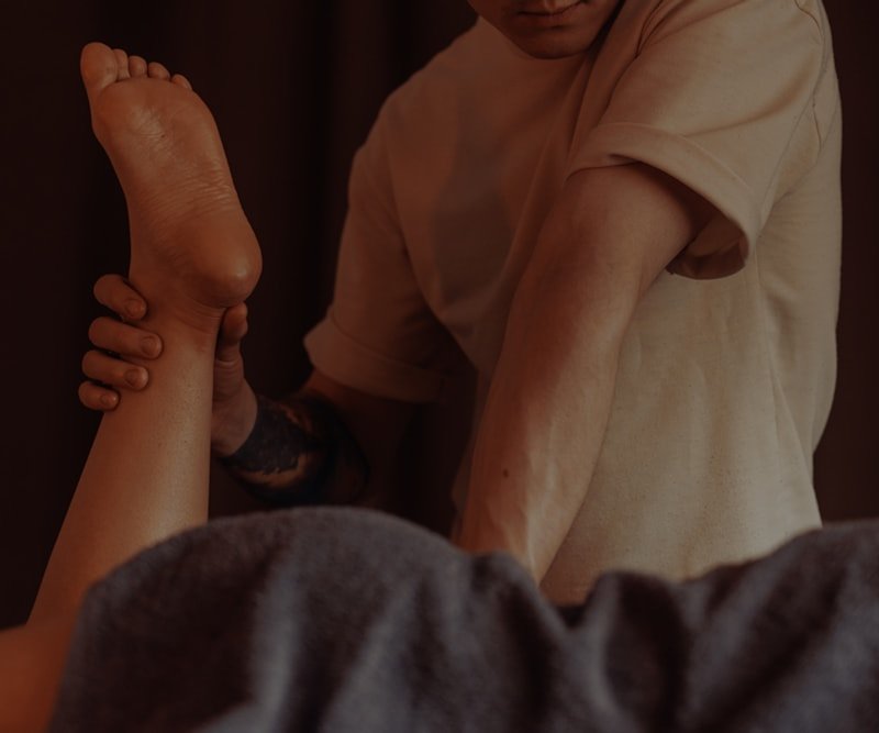 Massage de récupération sur la jambe d'un joueur de padel blessé