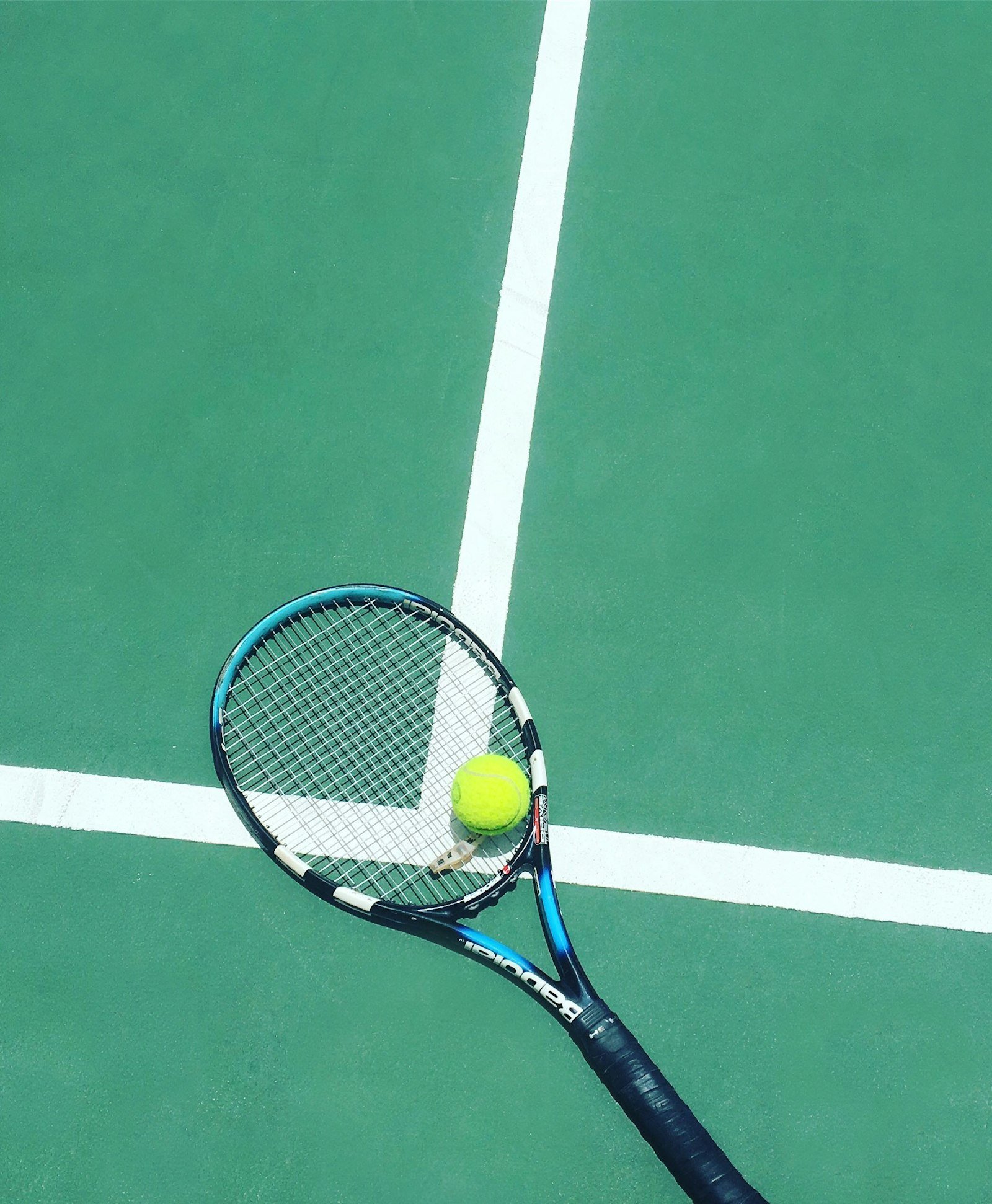 Raquette et balle de padel sur terrain - guide raquette ado Padelrix