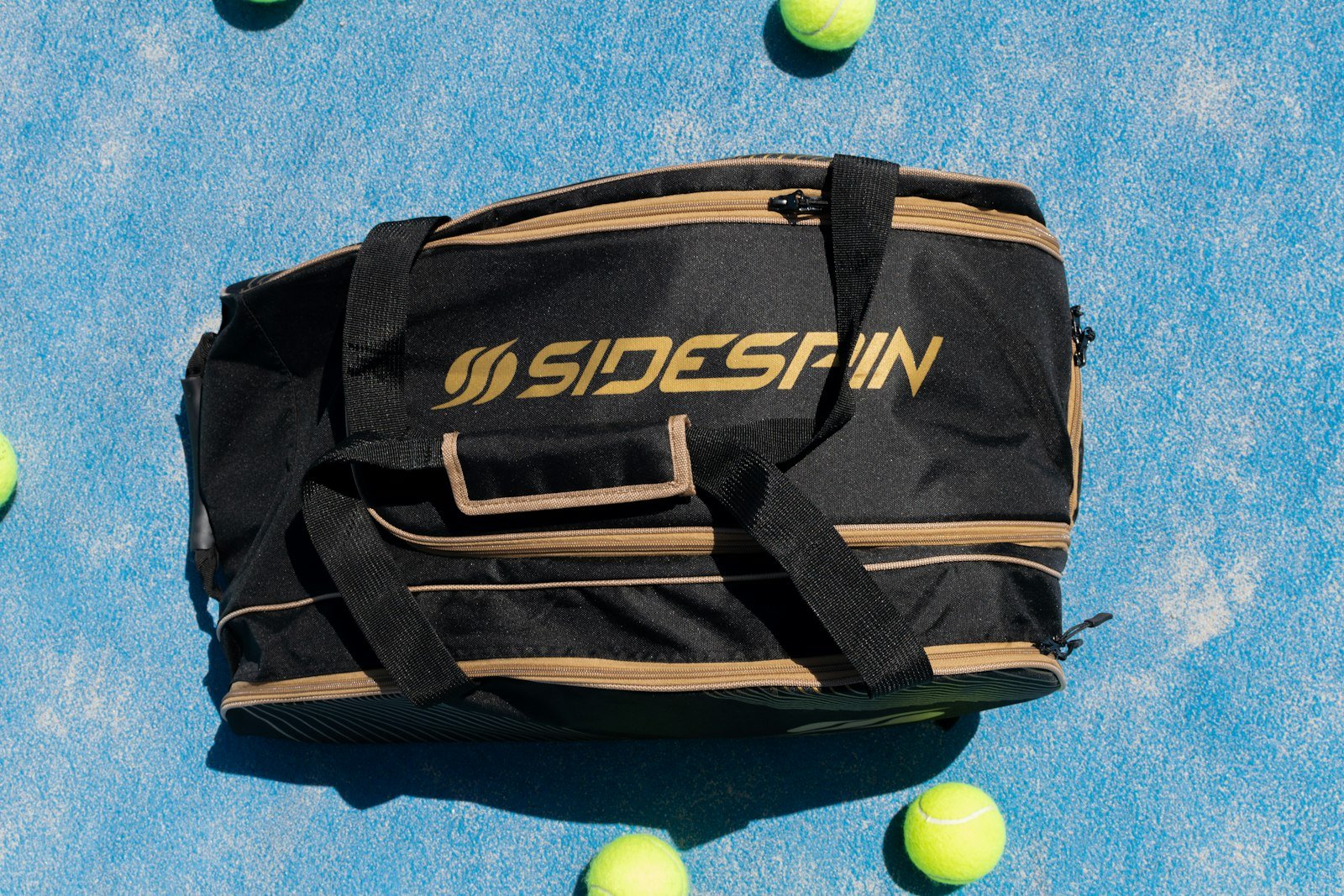Sac de sport sur terrain de padel - guide achat Padelrix 2026