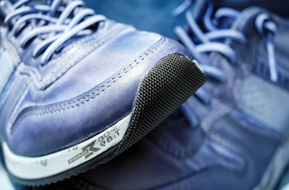 Gros plan de chaussures de sport bleues pour terrain