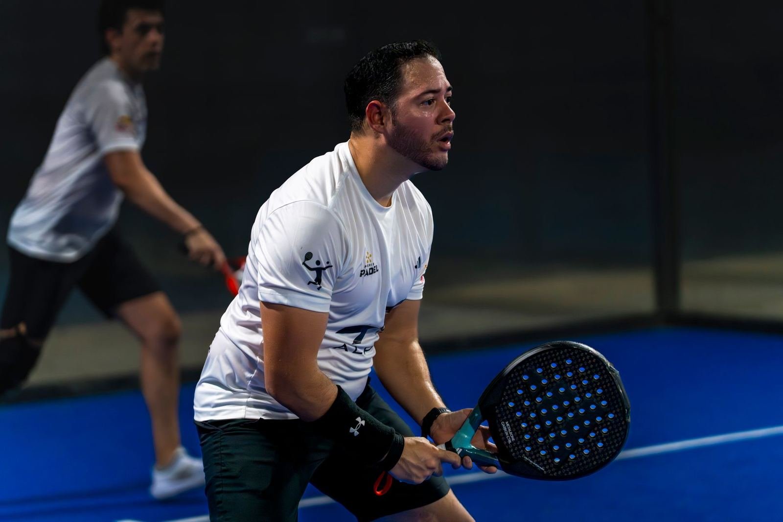 Deux joueurs de padel en position de reception pendant un point