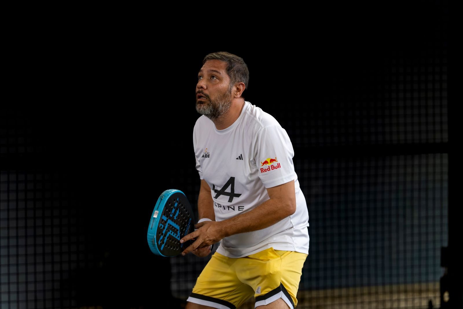 Deux joueurs de padel coordonnent leur paire au filet