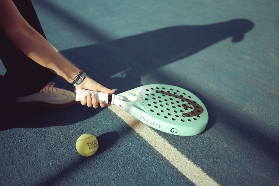 Raquette de padel posée sur le terrain, comparatif Bullpadel vs Nox