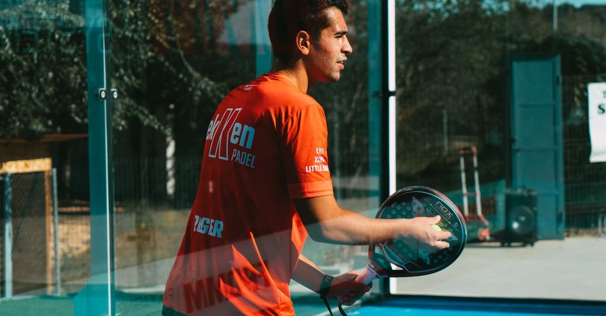 Pexels — Roger Aribau Gisbert (photo 15612080) — joueur de padel en préparation de frappe, vue de dos